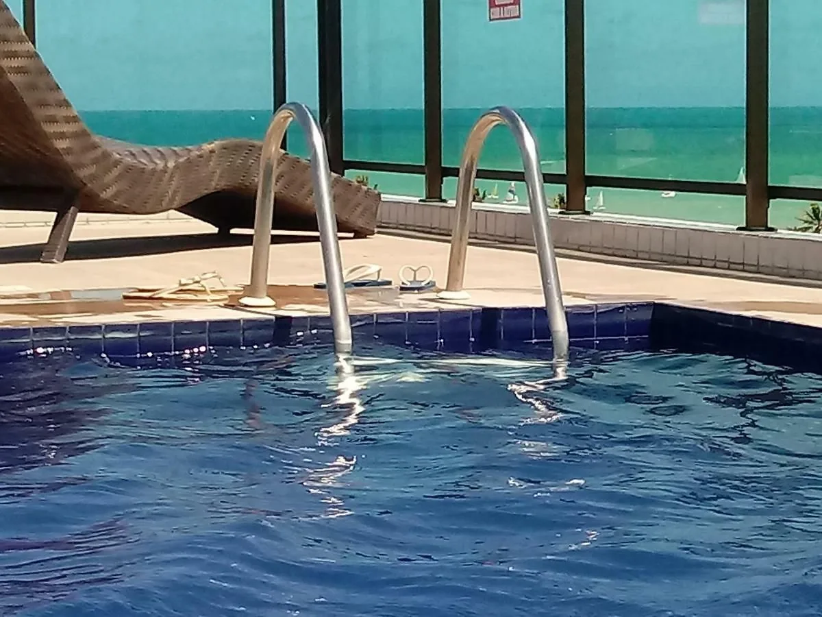 Piscina do Atlantic Home Place com o mar ao fundo — Ancorar Hospedagens