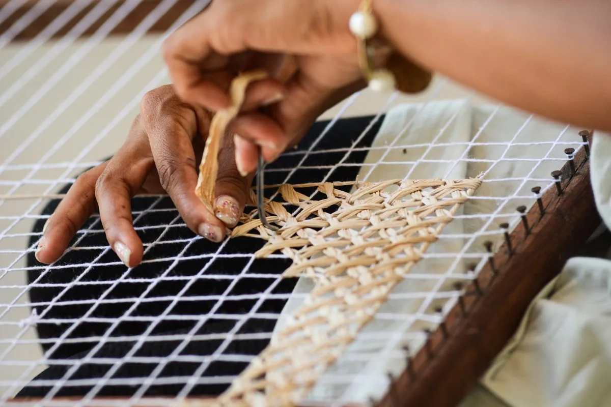 Tecelagem de fibra por artesã da Associação Mulheres de Fibra, em Maragogi