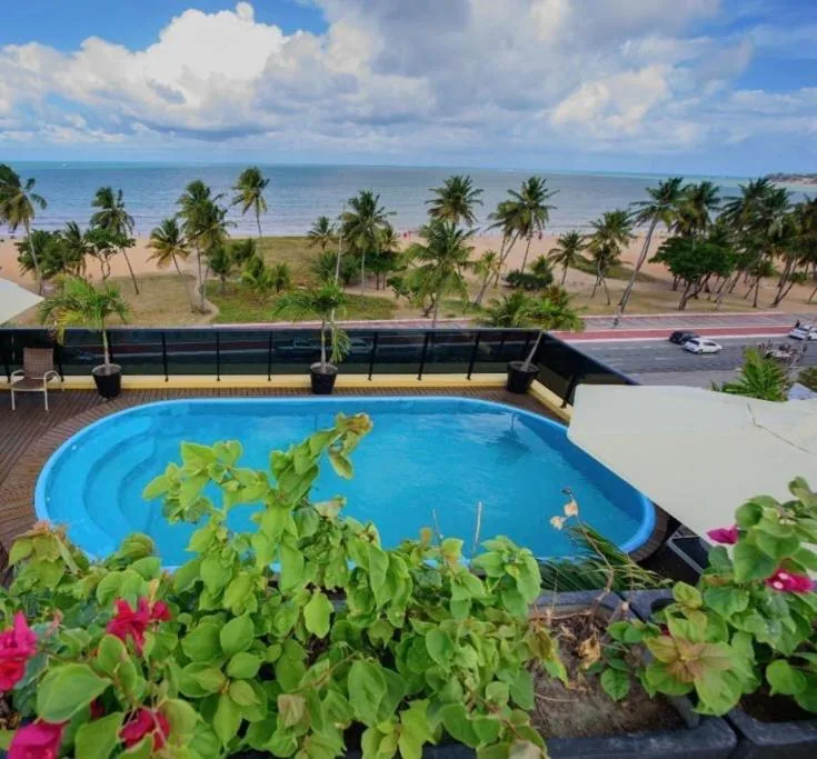 Piscina com vista para o mar do Mar do Cabo Branco Residence