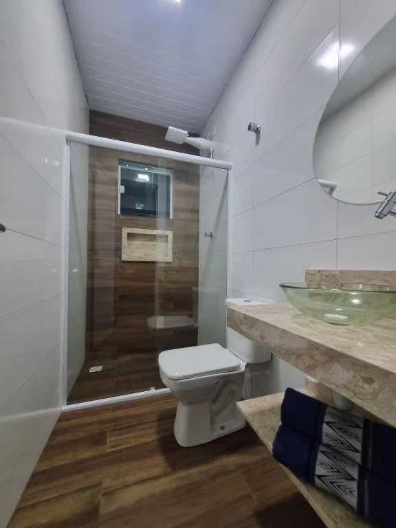 Banheiro privativo com box — Flat Praia Dourada