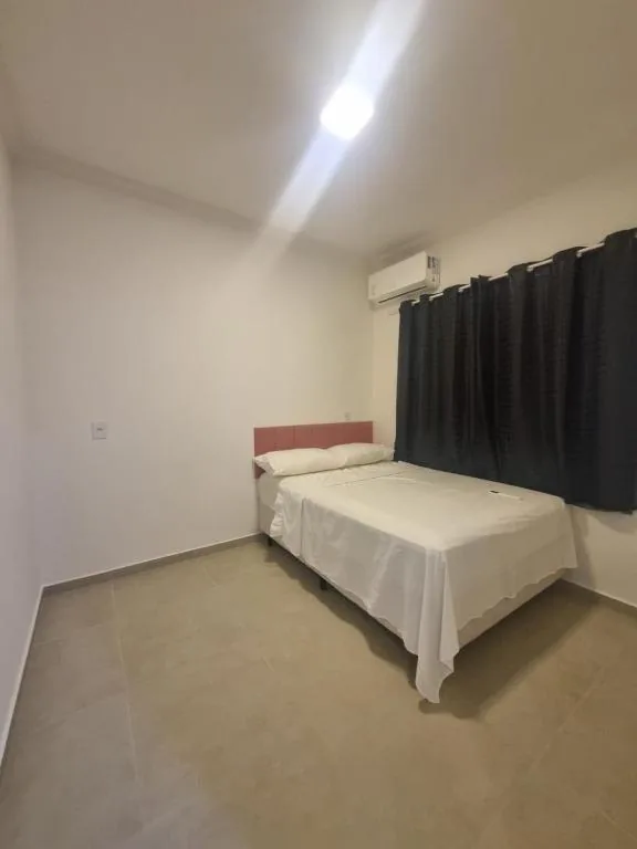 Quarto com cama de casal no Flat Praia Dourada