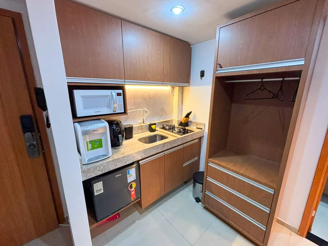 Cozinha equipada do studio no Santorini Flat