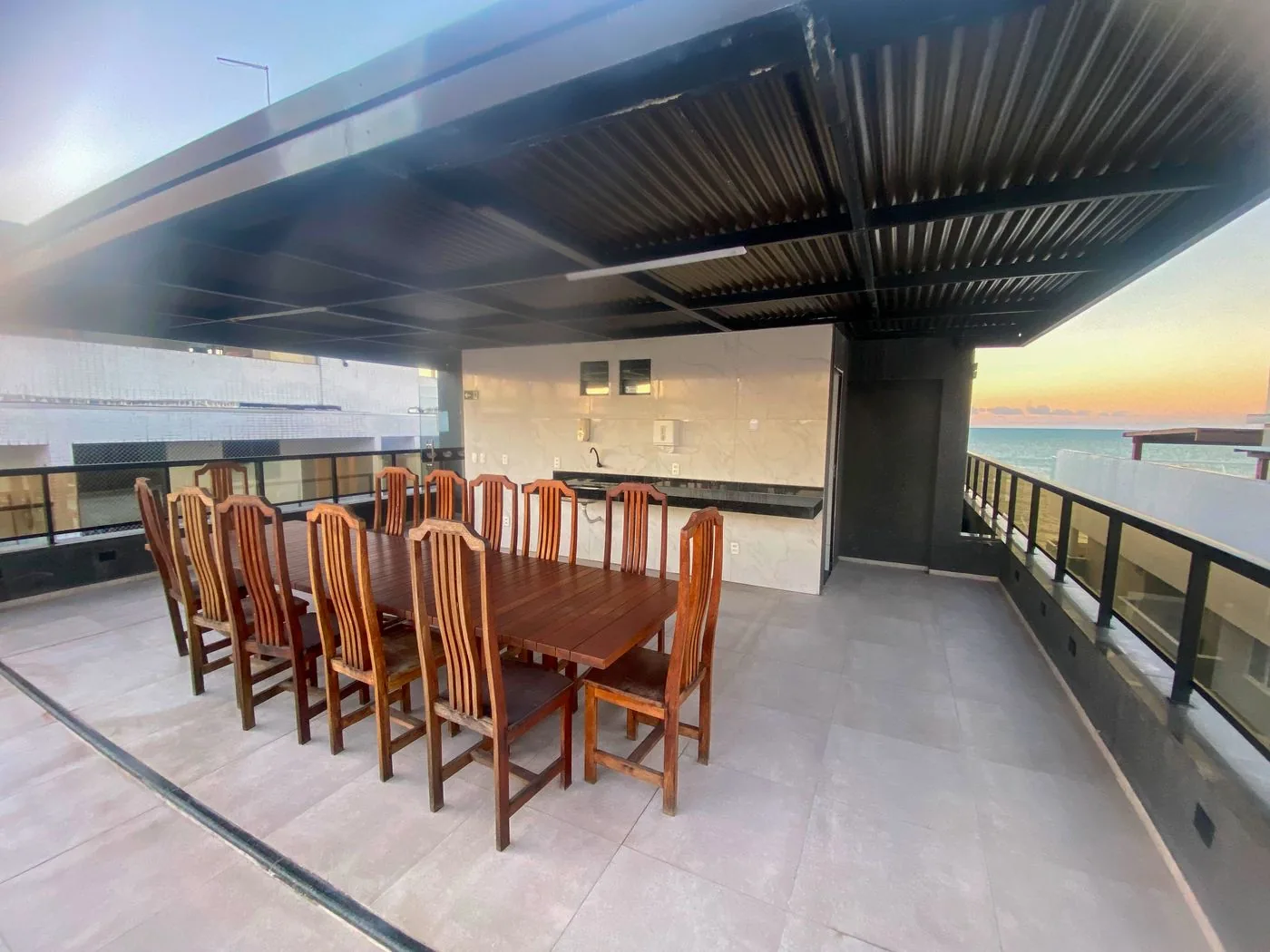 Espaço gourmet com vista para o mar do Santorini Flat