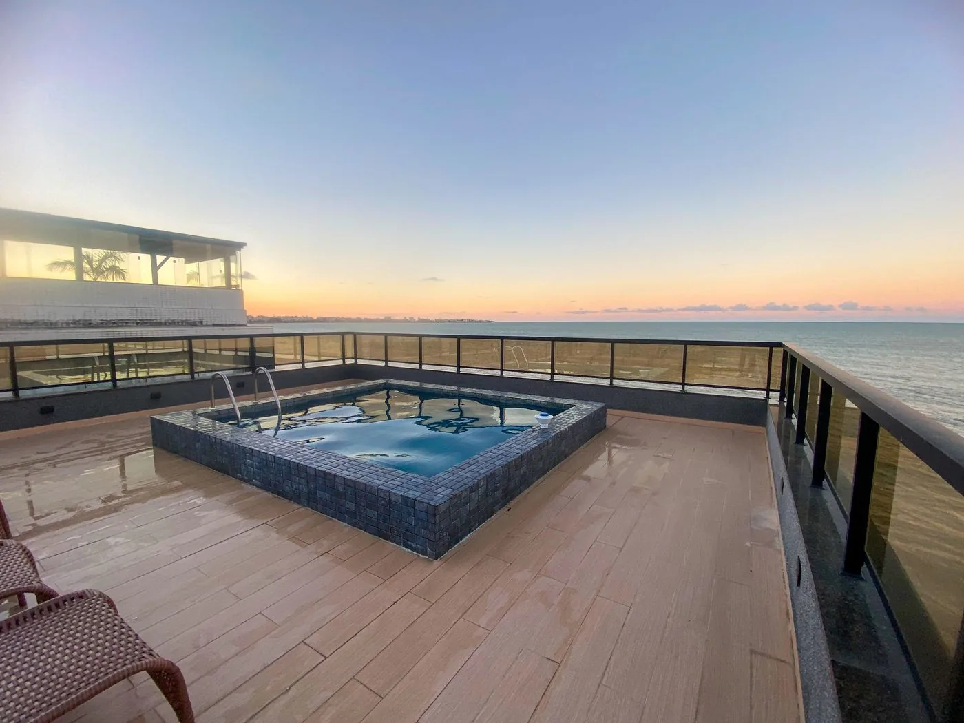Piscina no rooftop — Santorini Flat
